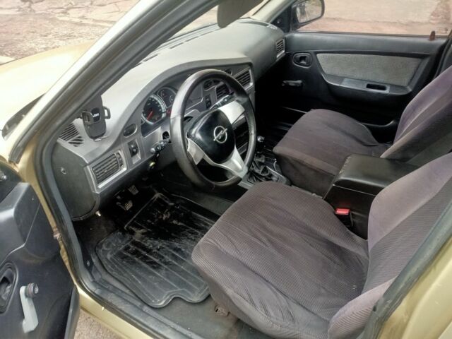 Зеленый Дэу Нексия, объемом двигателя 1.6 л и пробегом 232 тыс. км за 1900 $, фото 4 на Automoto.ua