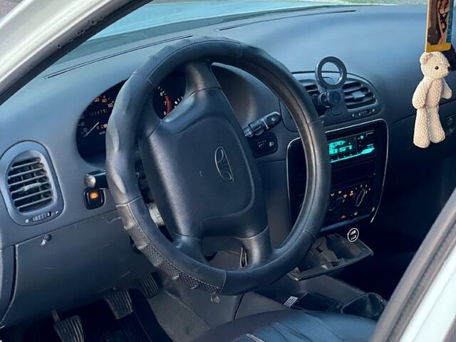 Белый Дэу Нубира, объемом двигателя 1.6 л и пробегом 300 тыс. км за 1400 $, фото 5 на Automoto.ua