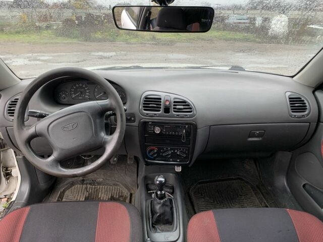 Белый Дэу Нубира, объемом двигателя 1.6 л и пробегом 380 тыс. км за 1900 $, фото 4 на Automoto.ua