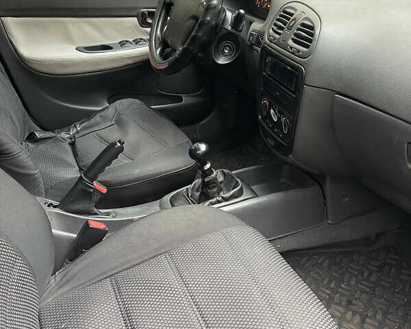 Белый Дэу Нубира, объемом двигателя 1.6 л и пробегом 271 тыс. км за 2300 $, фото 9 на Automoto.ua