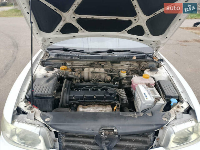 Белый Дэу Нубира, объемом двигателя 1.6 л и пробегом 196 тыс. км за 2100 $, фото 7 на Automoto.ua