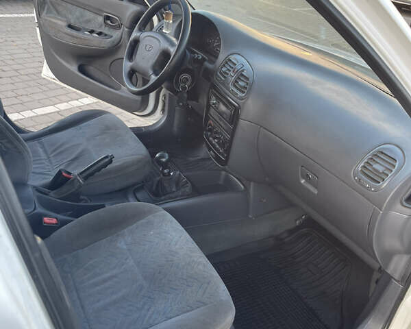 Білий Деу Нубіра, об'ємом двигуна 1.6 л та пробігом 257 тис. км за 1650 $, фото 7 на Automoto.ua