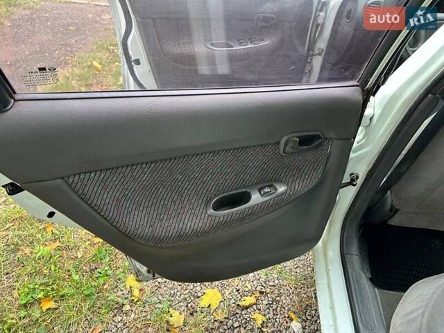 Белый Дэу Нубира, объемом двигателя 1.6 л и пробегом 301 тыс. км за 1500 $, фото 4 на Automoto.ua