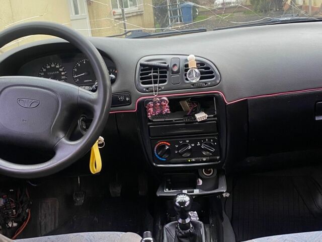 Красный Дэу Нубира, объемом двигателя 1.6 л и пробегом 180 тыс. км за 1050 $, фото 5 на Automoto.ua