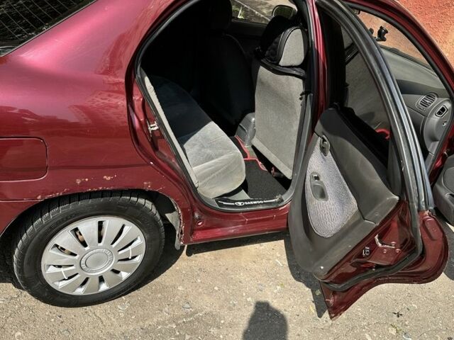 Красный Дэу Нубира, объемом двигателя 1.6 л и пробегом 284 тыс. км за 1600 $, фото 4 на Automoto.ua