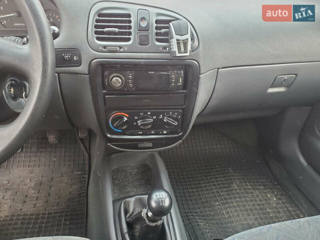 Красный Дэу Нубира, объемом двигателя 1.6 л и пробегом 300 тыс. км за 1400 $, фото 1 на Automoto.ua