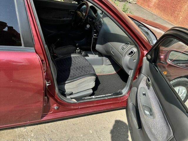 Красный Дэу Нубира, объемом двигателя 1.6 л и пробегом 284 тыс. км за 1600 $, фото 3 на Automoto.ua