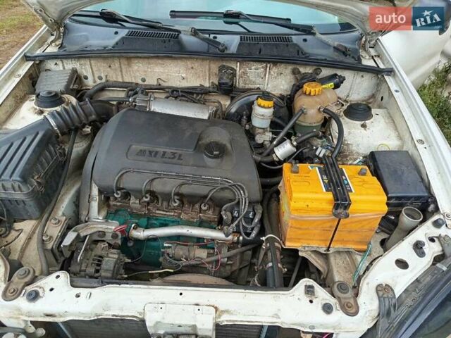Деу Сенс 2003 у Валках на Automoto.ua Білий Деу Сенс, об'ємом двигуна 1.3 л та пробігом 300 тис. км за 947 $, фото 12 на Automoto.ua