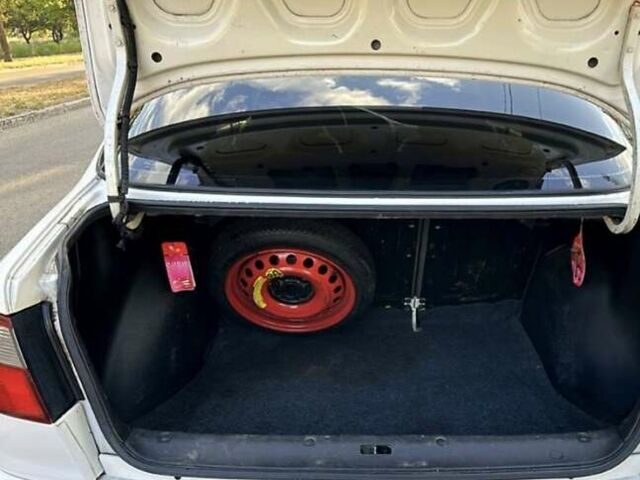 Белый Дэу Сенс, объемом двигателя 1.3 л и пробегом 268 тыс. км за 2300 $, фото 3 на Automoto.ua