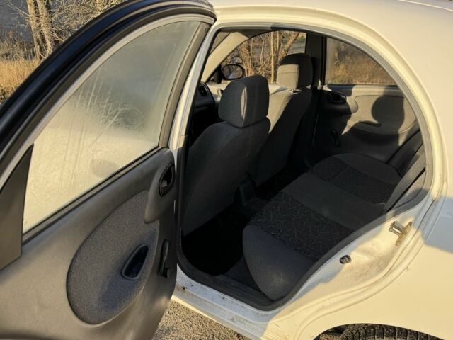 Білий Деу Сенс, об'ємом двигуна 1.6 л та пробігом 152 тис. км за 2000 $, фото 4 на Automoto.ua