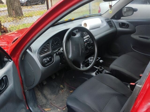 Червоний Деу Сенс, об'ємом двигуна 1.6 л та пробігом 30 тис. км за 2000 $, фото 3 на Automoto.ua