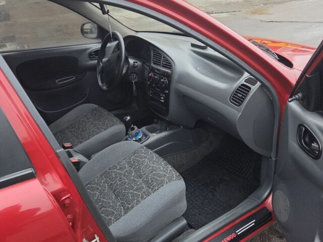 Красный Дэу Сенс, объемом двигателя 1.6 л и пробегом 220 тыс. км за 3000 $, фото 2 на Automoto.ua