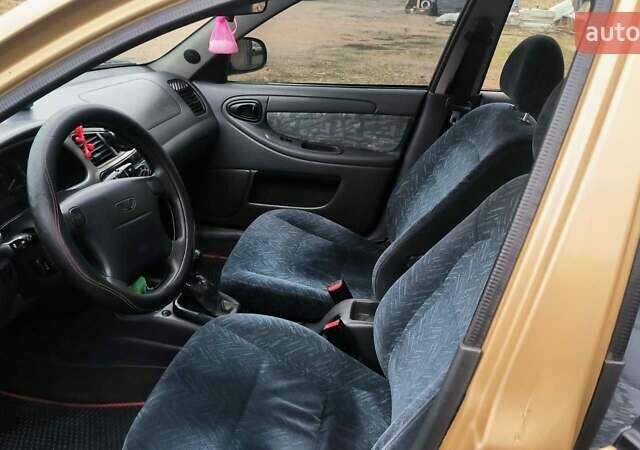 Желтый Дэу Сенс, объемом двигателя 1.6 л и пробегом 250 тыс. км за 2700 $, фото 3 на Automoto.ua
