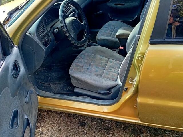 Желтый Дэу Сенс, объемом двигателя 1.3 л и пробегом 200 тыс. км за 1600 $, фото 2 на Automoto.ua