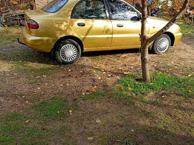 Желтый Дэу Сенс, объемом двигателя 1.3 л и пробегом 200 тыс. км за 1600 $, фото 1 на Automoto.ua