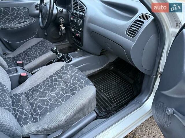 Деу Сенс 2003 у Синельниковом на Automoto.ua Сірий Деу Сенс, об'ємом двигуна 1.5 л та пробігом 150 тис. км за 2300 $, фото 5 на Automoto.ua