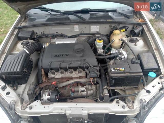 Деу Сенс 2003 у Рокитном на Automoto.ua Сірий Деу Сенс, об'ємом двигуна 1.3 л та пробігом 193 тис. км за 1800 $, фото 6 на Automoto.ua