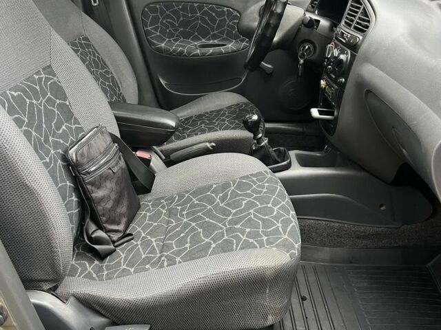 Деу Сенс 2004 у Ужгороді на Automoto.ua Зелений Деу Сенс, об'ємом двигуна 1.5 л та пробігом 120 тис. км за 2650 $, фото 20 на Automoto.ua