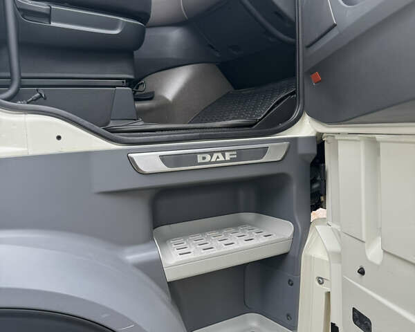 Белый Даф ХФ, объемом двигателя 12.9 л и пробегом 560 тыс. км за 32000 $, фото 5 на Automoto.ua