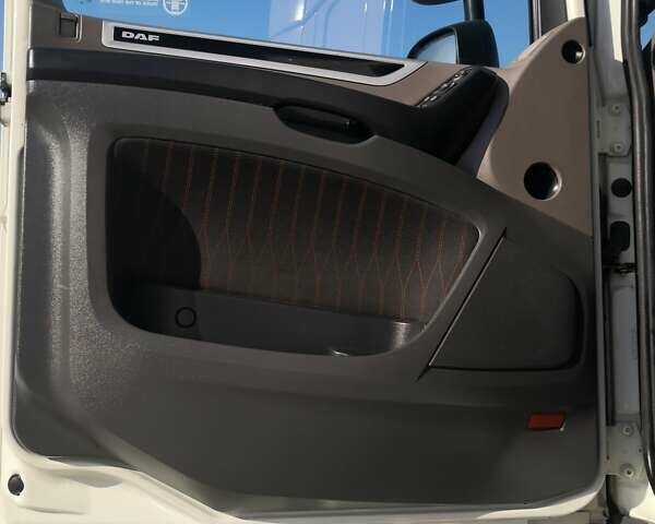 Белый Даф ХФ, объемом двигателя 12.9 л и пробегом 454 тыс. км за 36790 $, фото 19 на Automoto.ua