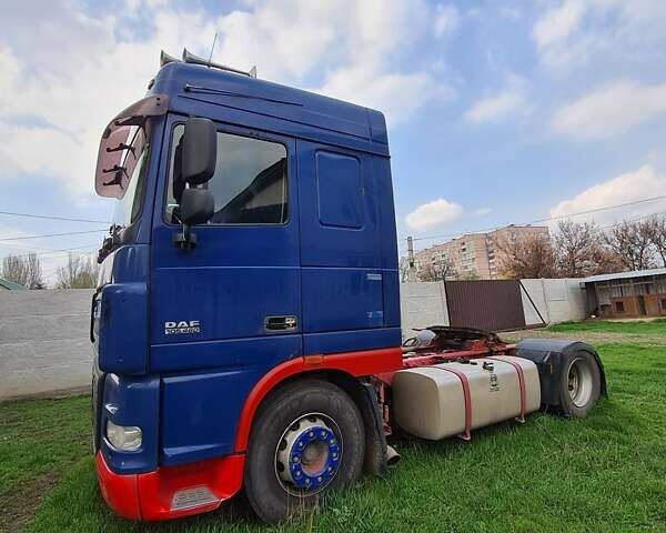 Синий Даф XF 105, объемом двигателя 12.9 л и пробегом 800 тыс. км за 12000 $, фото 1 на Automoto.ua