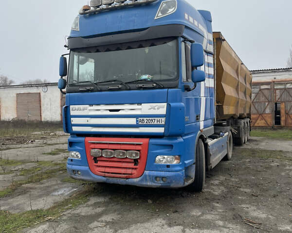 Синий Даф XF 105, объемом двигателя 12.9 л и пробегом 400 тыс. км за 10000 $, фото 1 на Automoto.ua