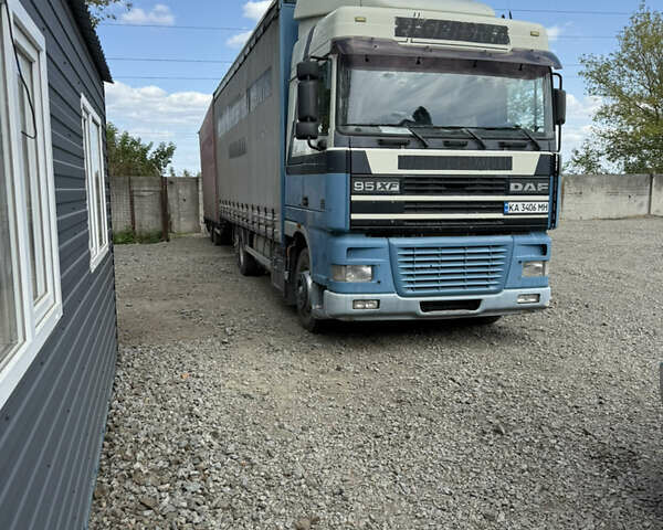 Синий Даф XF 95, объемом двигателя 12.6 л и пробегом 305 тыс. км за 18500 $, фото 1 на Automoto.ua