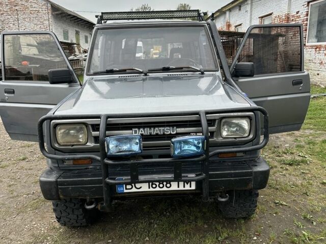 Серый Дайхатсу Роки, объемом двигателя 2.8 л и пробегом 300 тыс. км за 5500 $, фото 1 на Automoto.ua