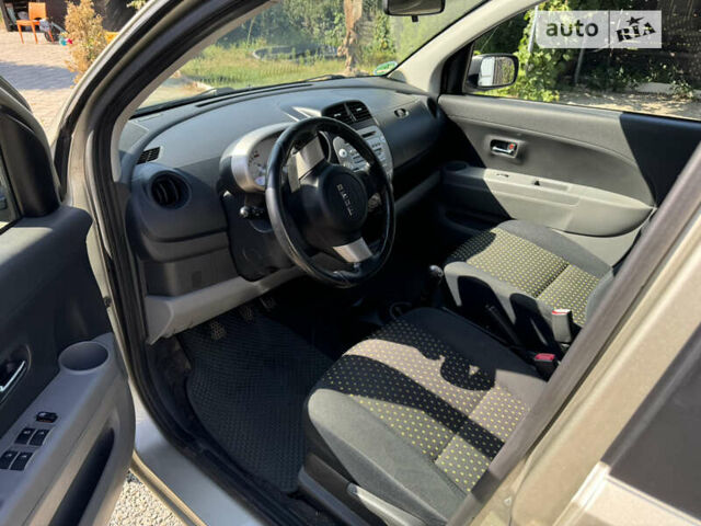 Бежевий Дайхатсу Sirion, об'ємом двигуна 1.3 л та пробігом 300 тис. км за 3900 $, фото 7 на Automoto.ua
