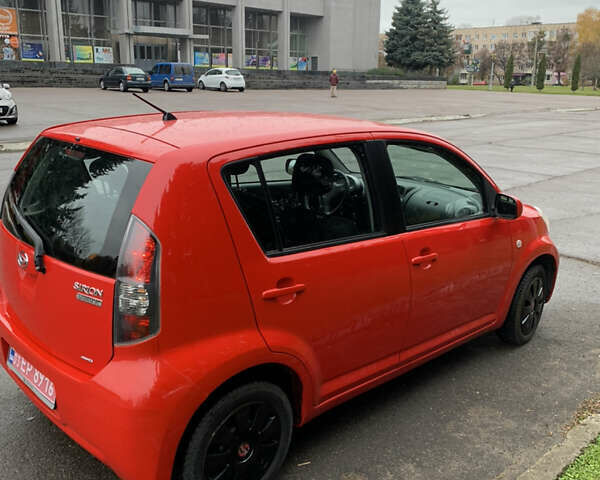 Червоний Дайхатсу Sirion, об'ємом двигуна 1.3 л та пробігом 115 тис. км за 7800 $, фото 4 на Automoto.ua