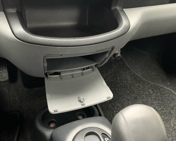 Червоний Дайхатсу Sirion, об'ємом двигуна 1.3 л та пробігом 115 тис. км за 7800 $, фото 25 на Automoto.ua