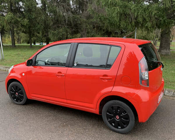 Червоний Дайхатсу Sirion, об'ємом двигуна 1.3 л та пробігом 115 тис. км за 7800 $, фото 3 на Automoto.ua