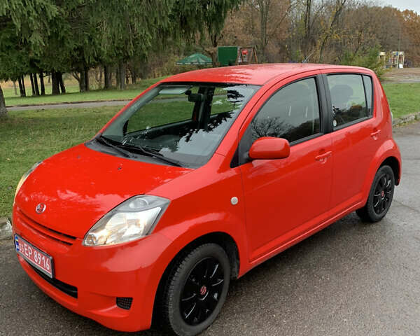 Червоний Дайхатсу Sirion, об'ємом двигуна 1.3 л та пробігом 115 тис. км за 7800 $, фото 1 на Automoto.ua