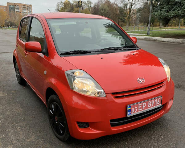 Червоний Дайхатсу Sirion, об'ємом двигуна 1.3 л та пробігом 115 тис. км за 7800 $, фото 2 на Automoto.ua