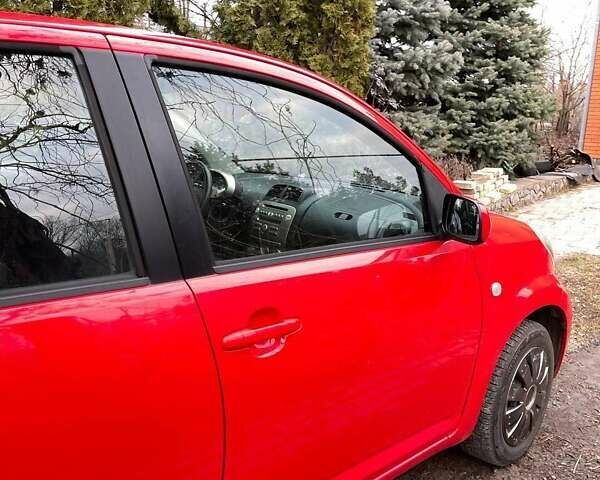 Червоний Дайхатсу Sirion, об'ємом двигуна 1 л та пробігом 118 тис. км за 5000 $, фото 4 на Automoto.ua