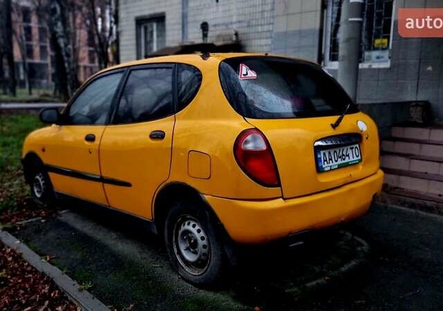 Желтый Дайхатсу Сирион, объемом двигателя 1 л и пробегом 220 тыс. км за 1700 $, фото 3 на Automoto.ua