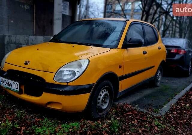 Желтый Дайхатсу Сирион, объемом двигателя 1 л и пробегом 220 тыс. км за 1700 $, фото 1 на Automoto.ua