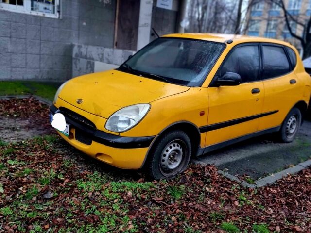 Желтый Дайхатсу Сирион, объемом двигателя 1 л и пробегом 220 тыс. км за 1700 $, фото 5 на Automoto.ua