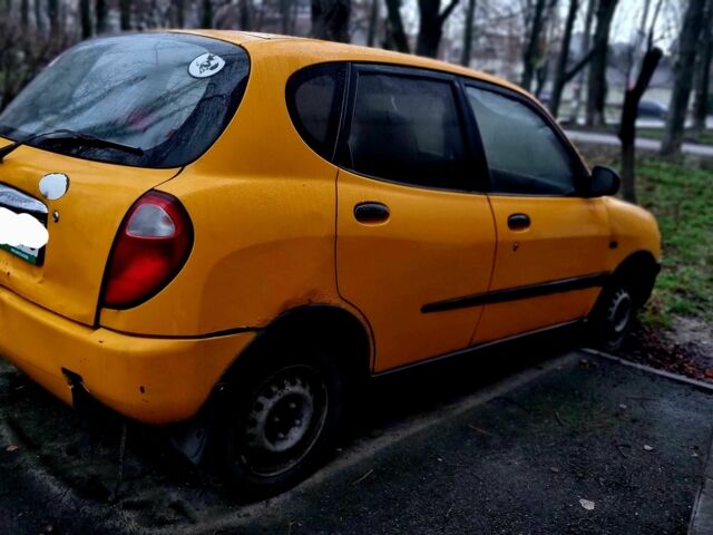 Желтый Дайхатсу Сирион, объемом двигателя 1 л и пробегом 220 тыс. км за 1700 $, фото 2 на Automoto.ua