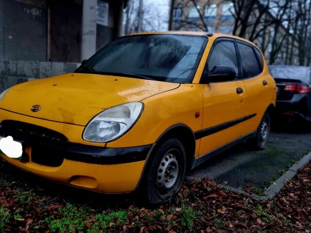 Желтый Дайхатсу Сирион, объемом двигателя 1 л и пробегом 220 тыс. км за 1700 $, фото 1 на Automoto.ua