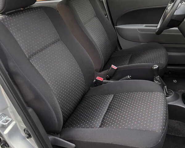 Серый Дайхатсу Сирион, объемом двигателя 1 л и пробегом 214 тыс. км за 4150 $, фото 18 на Automoto.ua