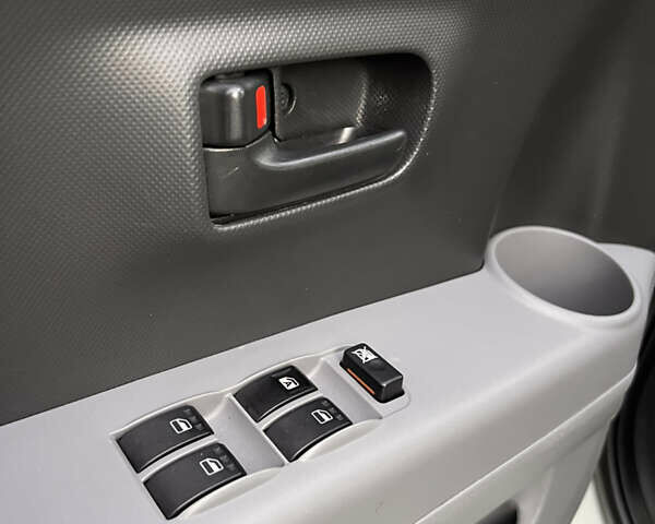 Серый Дайхатсу Сирион, объемом двигателя 1 л и пробегом 214 тыс. км за 4150 $, фото 13 на Automoto.ua