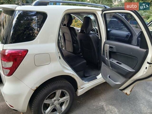 Дайхатсу Terios 2008 у Броварах на Automoto.ua Білий Дайхатсу Terios, об'ємом двигуна 1.5 л та пробігом 220 тис. км за 6800 $, фото 3 на Automoto.ua