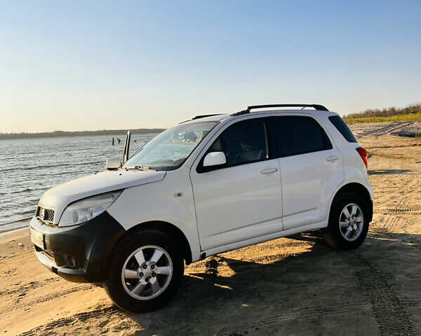 Белый Дайхатсу Териос, объемом двигателя 1.5 л и пробегом 180 тыс. км за 7000 $, фото 2 на Automoto.ua
