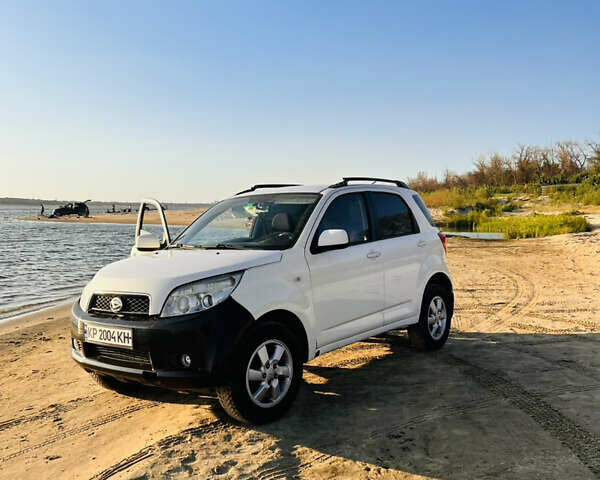 Белый Дайхатсу Териос, объемом двигателя 1.5 л и пробегом 180 тыс. км за 7000 $, фото 1 на Automoto.ua