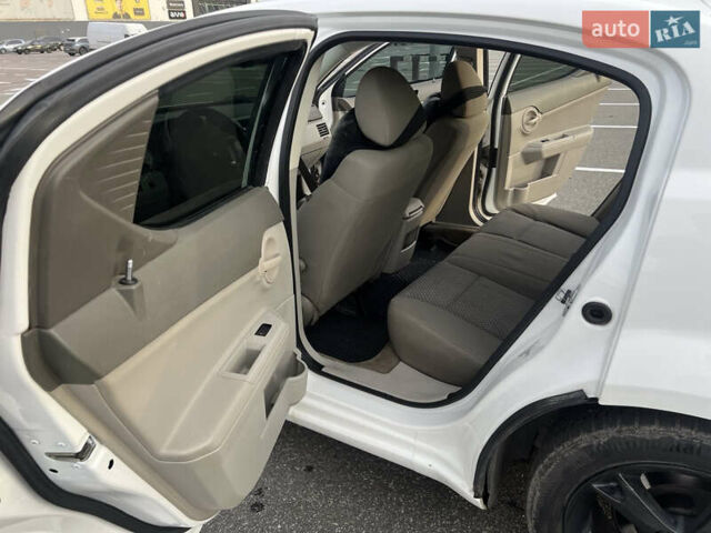 Белый Додж Авенджер, объемом двигателя 2 л и пробегом 328 тыс. км за 5800 $, фото 10 на Automoto.ua