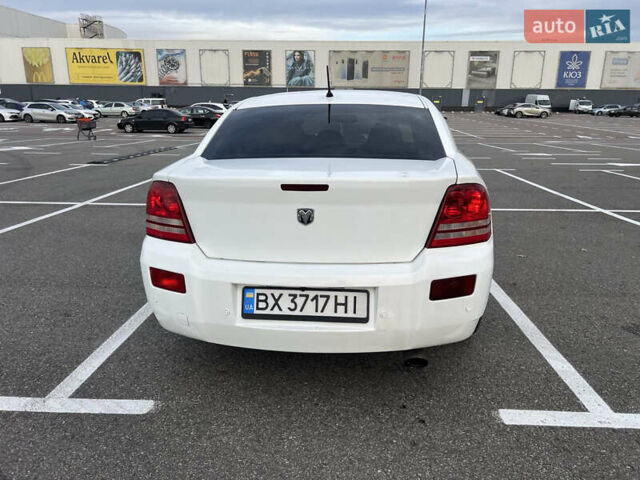 Белый Додж Авенджер, объемом двигателя 2 л и пробегом 328 тыс. км за 5800 $, фото 6 на Automoto.ua