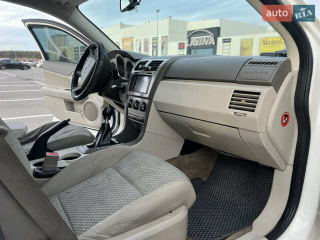 Белый Додж Авенджер, объемом двигателя 2 л и пробегом 328 тыс. км за 5800 $, фото 14 на Automoto.ua
