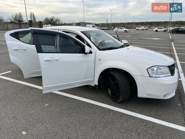 Белый Додж Авенджер, объемом двигателя 2 л и пробегом 328 тыс. км за 5800 $, фото 3 на Automoto.ua