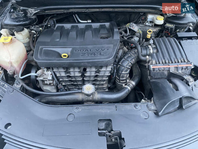 Черный Додж Авенджер, объемом двигателя 2.4 л и пробегом 134 тыс. км за 15000 $, фото 12 на Automoto.ua